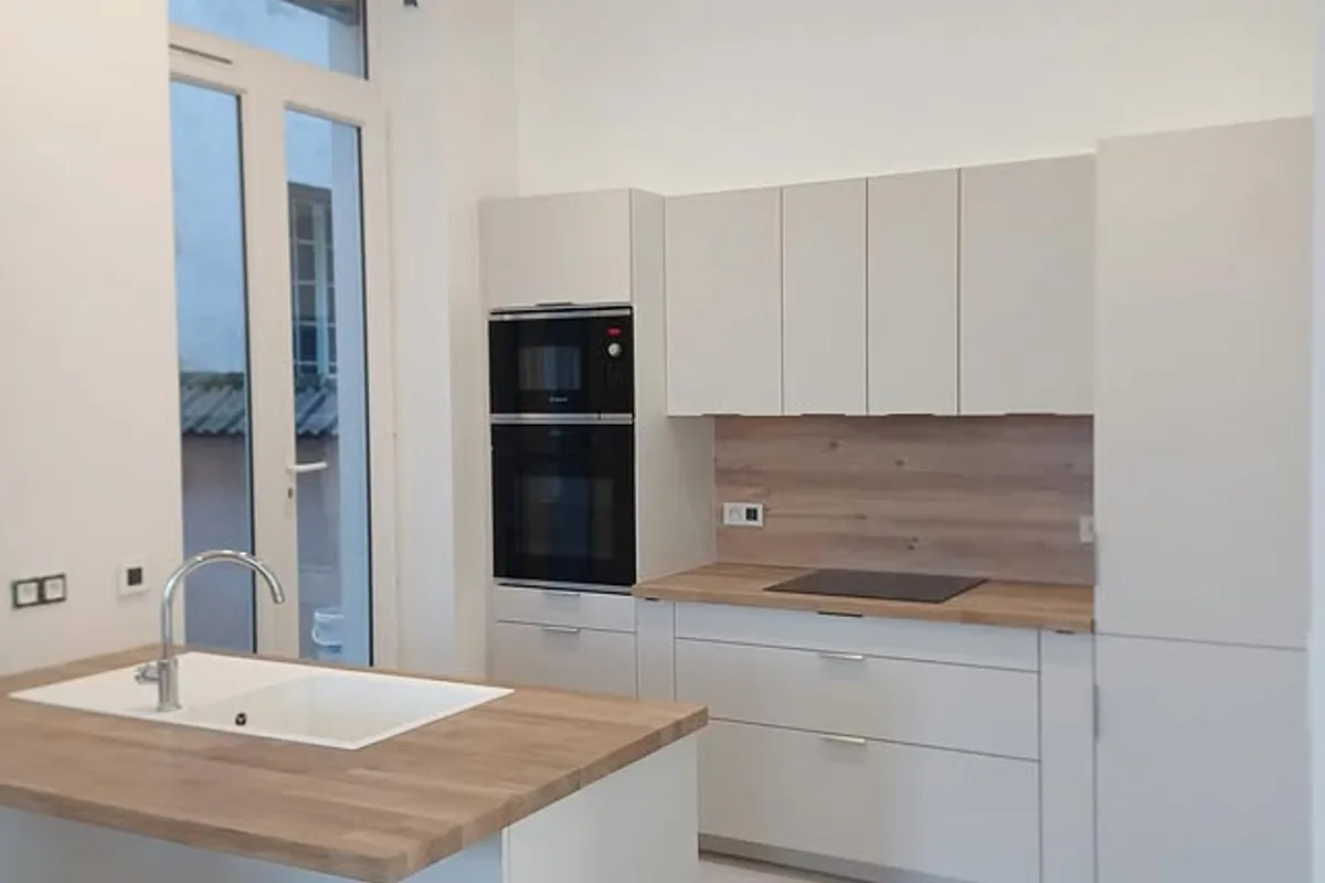 Après : Cuisine sur mesure finie avec îlot central et électroménager encastré, région de Vienne — HDM Menuiserie