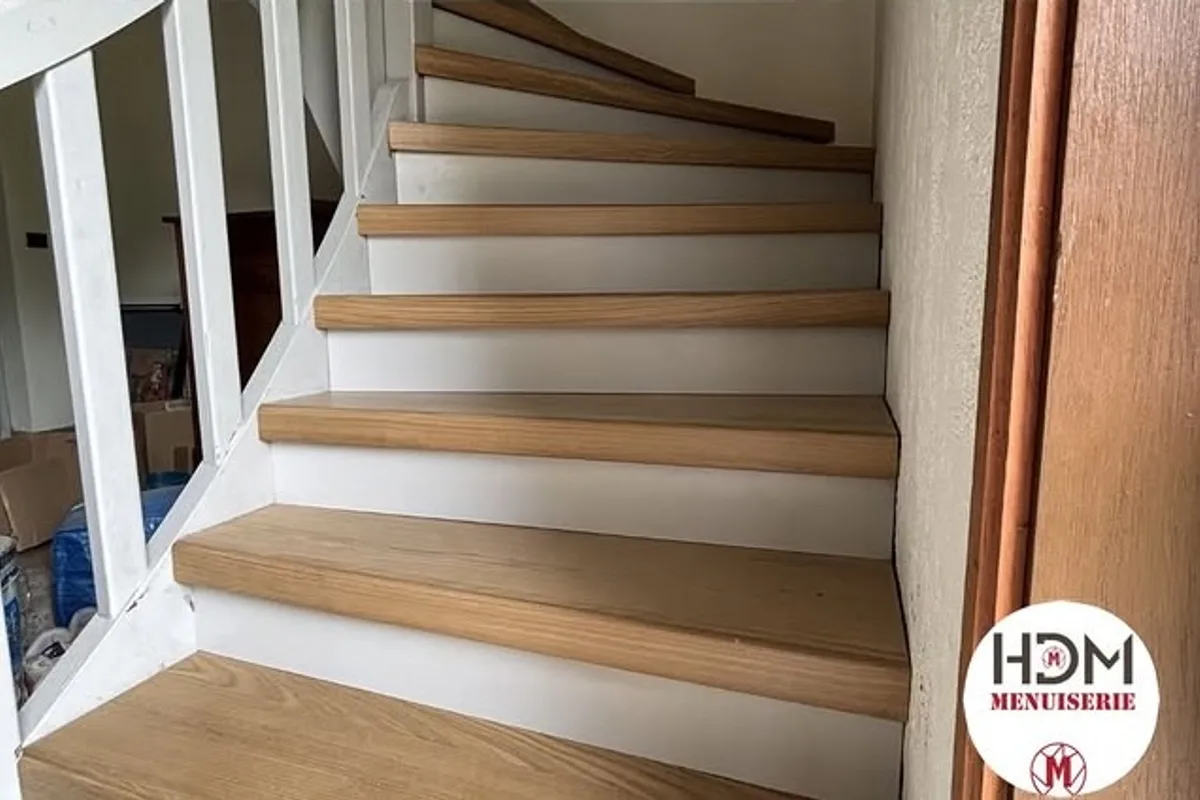 Après : Escalier habillé en chêne massif avec contre-marches laquées après rénovation, Monsteroux-Milieu — HDM Menuiserie