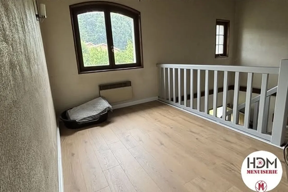 Après : Mezzanine après pose d'un parquet stratifié haute densité clair, garde-corps blanc, Monsteroux-Milieu — HDM Menuiserie