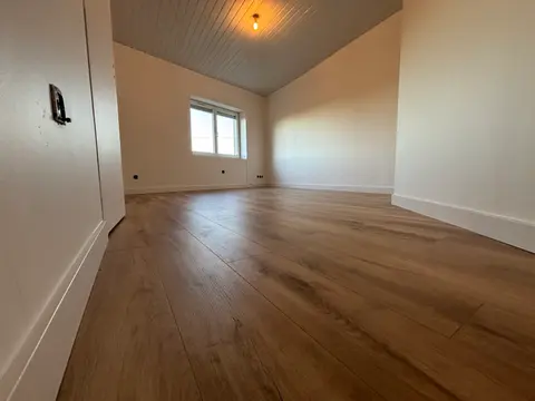Chambre entièrement rénovée avec parquet bois moyen et plafond lambris peint — HDM Menuiserie
