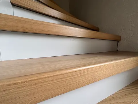 Détail des marches en chêne massif d'un escalier réalisé par HDM Menuiserie
