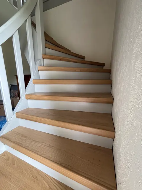 Escalier tournant avec marches en chêne clair et contremarches blanches — HDM Menuiserie
