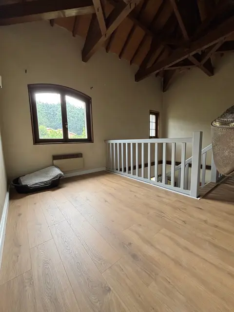 Palier mansardé sous charpente bois apparente avec parquet chêne clair et garde-corps blanc — HDM Menuiserie