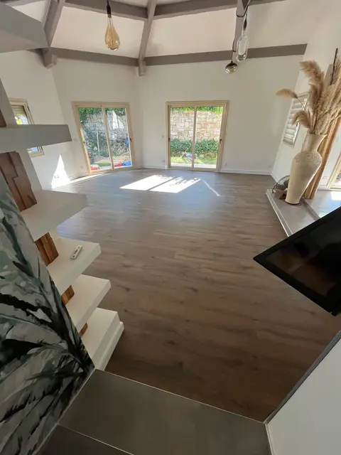 Salon rénové avec deux baies vitrées bois et pose de parquet — HDM Menuiserie