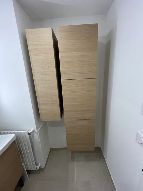 Colonnes de rangement suspendues en chêne clair dans une salle de bain rénovée — HDM Menuiserie
