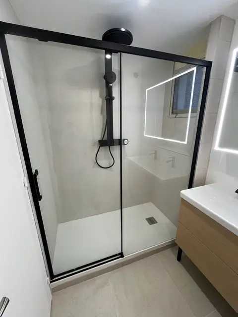 Salle de bain moderne avec douche italienne, parois noires et miroir LED — HDM Menuiserie
