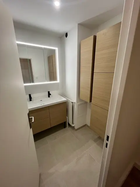 Salle de bain avec vasque blanche, meuble suspendu chêne clair et miroir rétroéclairé LED — HDM Menuiserie