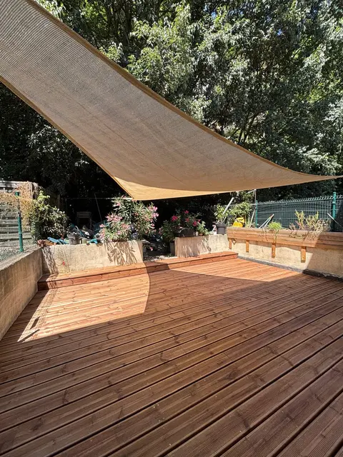 Terrasse en lames de bois avec voile d'ombrage tendue, jardin et bacs en bois — HDM Menuiserie